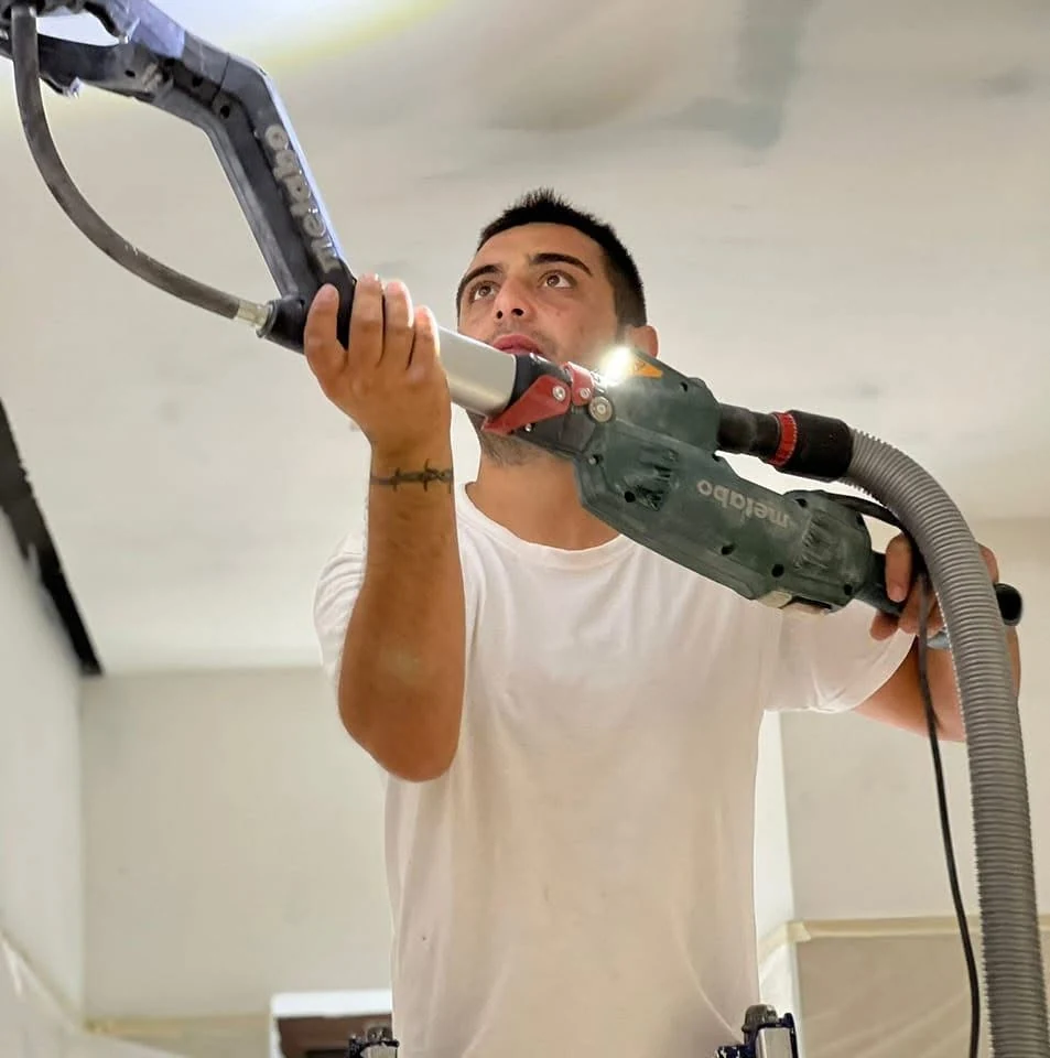 Lavorazione reale su soffitto durante un intervento di finitura interna