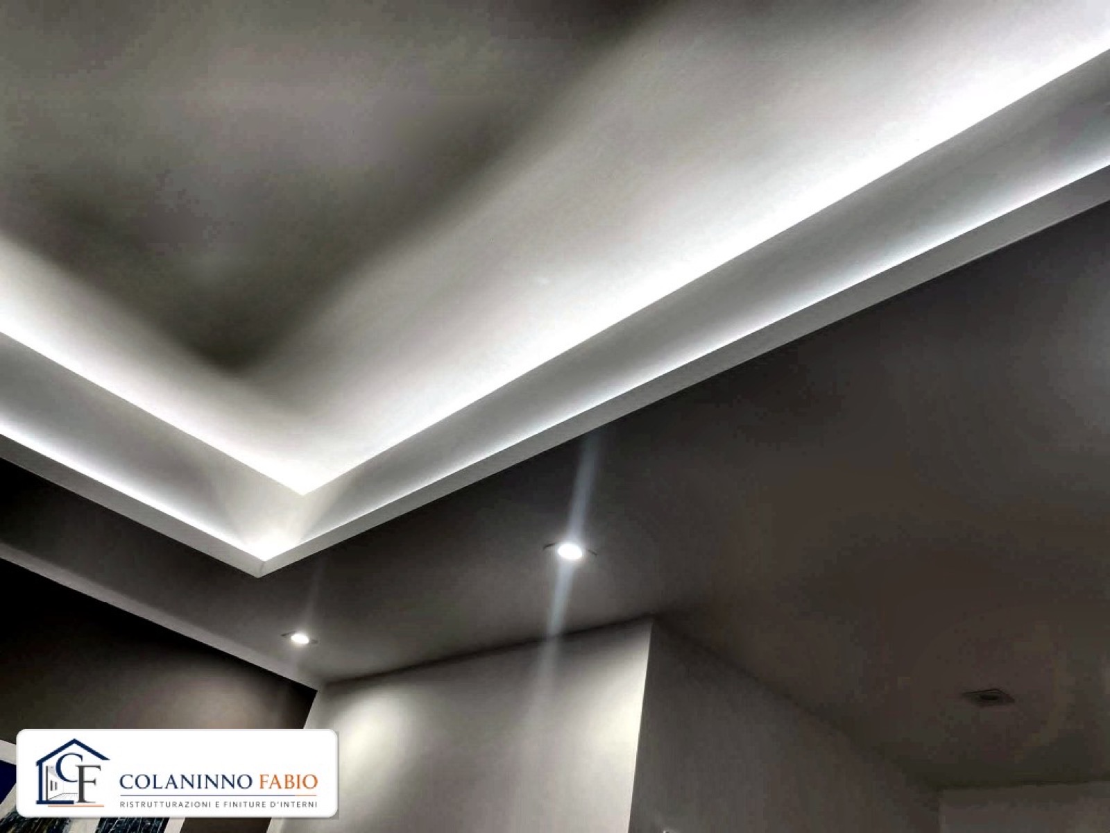 Controsoffitto moderno con illuminazione LED realizzata in cantiere