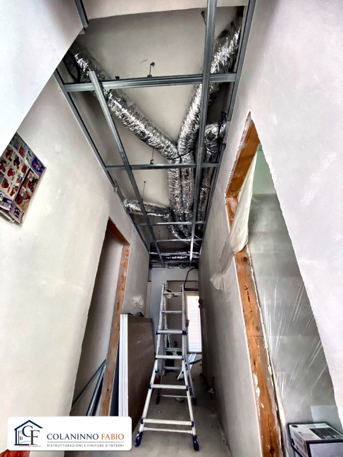 Impiantistica e canali per controsoffitto in un corridoio